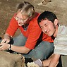 Twee studenten aan het werk bij een opgraving.
