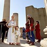 Mehrere römische Akteurinnen und Akteure auf dem Podium des Hafentempels.