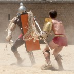 Zwei Gladiatoren beim Zweikampf in der Arena.