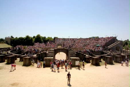 Panoramic view of the packed amphitheatre during the Roman Festival.