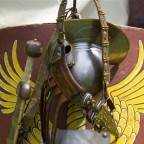Detail einer römischen Rüstung mit Helm und Schutzschild