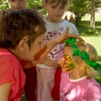 Kinder werden beim Römerfest schön bunt geschminkt.