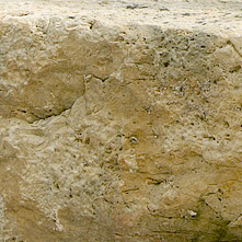 Steinquader vor dem Eingang des RömerMuseums.