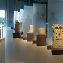 Mehrere römische Grab- und Weihesteine mit Inschriften.