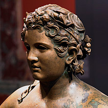 Uitsnede van een levensgrote Romeins bronzenbeeld (Lüttinger Knabe). 