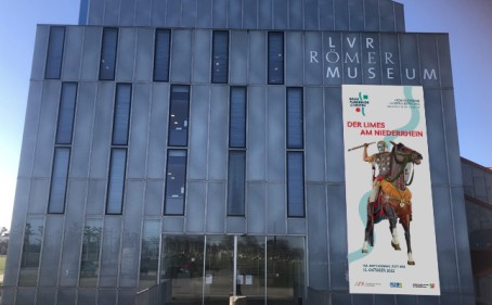 Fassade des LVR-RömerMuseums mit Großbanner der Landesausstellung 