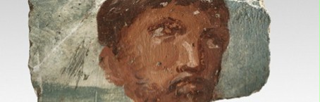 Detail einer Wandmalerei mit einem Kopf eines Römers.