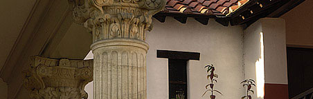 Details des Dachansatzes im Innenhof der römischen Herberge.