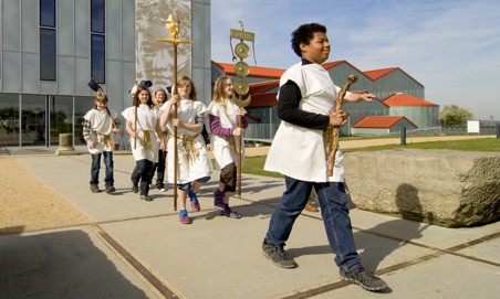 Eine Gruppe von Kindern marschiert aus dem LVR-RömerMuseum.
