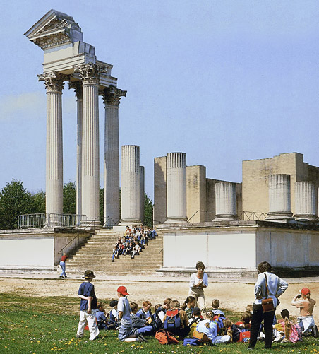 Two school classes in front of the reconstructed harbour temple.