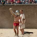 Ein Gladiator wird vom Schiedsrichter in der Arena zum Sieger erklärt.