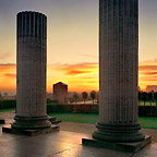 Zwei rekonstruierte Säulen des Hafentempels in der Morgendämmerung.