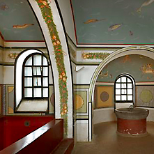 Blick in das Heißbad der rekonstruierten Herbergsthermen mit reichen Wandmalereien.
