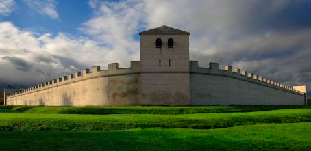 De imposante stadsmuur met drie van de in totaal negen gereconstrueerde torens.