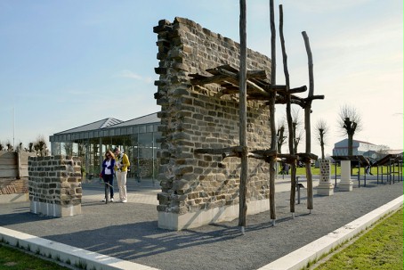 Ein Stück ca. 4 Meter hohe Steinmauer mit einem Holzgerüst zeigt, wie in römischer Zeit gebaut wurde.