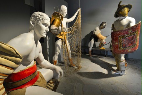 Vier groote poppen met verschillende karakteristieke bewapening van romeinse gladiatoren
