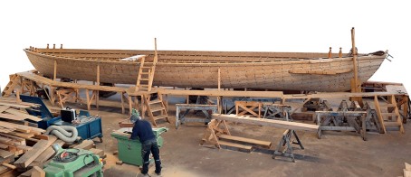 Der Rumpf der Minerva Tritonia auf einem Holzgerüst in der Werft des APX