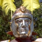 Kopf eines römischen Soldaten mit Gesichtsbemalung und Schutzhelm.