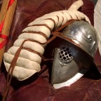Detail einer römischen Uniform mit Lederhandschuh und Helm.