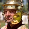Darsteller eines römischen Soldaten mit römischem Helm auf dem Kopf