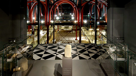 Blick von der ersten Ebene des RömerMuseums in die angrenzenden Bäder.