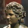 Bronzestatue eines antiken Jünglings.