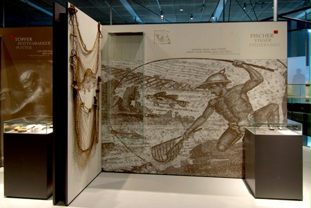 Een expositiewand rond de Romeinse visser.