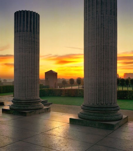 Säulen des Hafentempels im APX im Dämmerlicht bei Sonnenuntergang