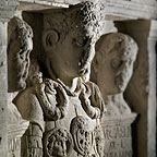 Grabstein des Marcus Caelius mit dem Relief eines römischen Soldaten.