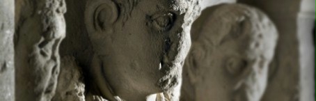Drei Männerköpfe vom Grabstein des Marcus Caelius in Seitenansicht.