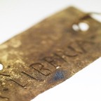 Ein Stück Blech aus Bronze mit der Inschrift "Liberta"