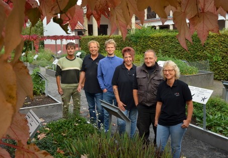Gruppenfoto der Gärtnerinnen und Gärtner Doris Niessing, Thomas Fox, Peter Altmann, Heike Wolff und Ralf Wonning auf einer Allee des APX.
