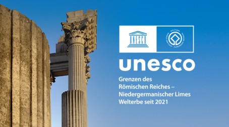Säulen des Hafentempels mit UNESCO Welterbe Logo