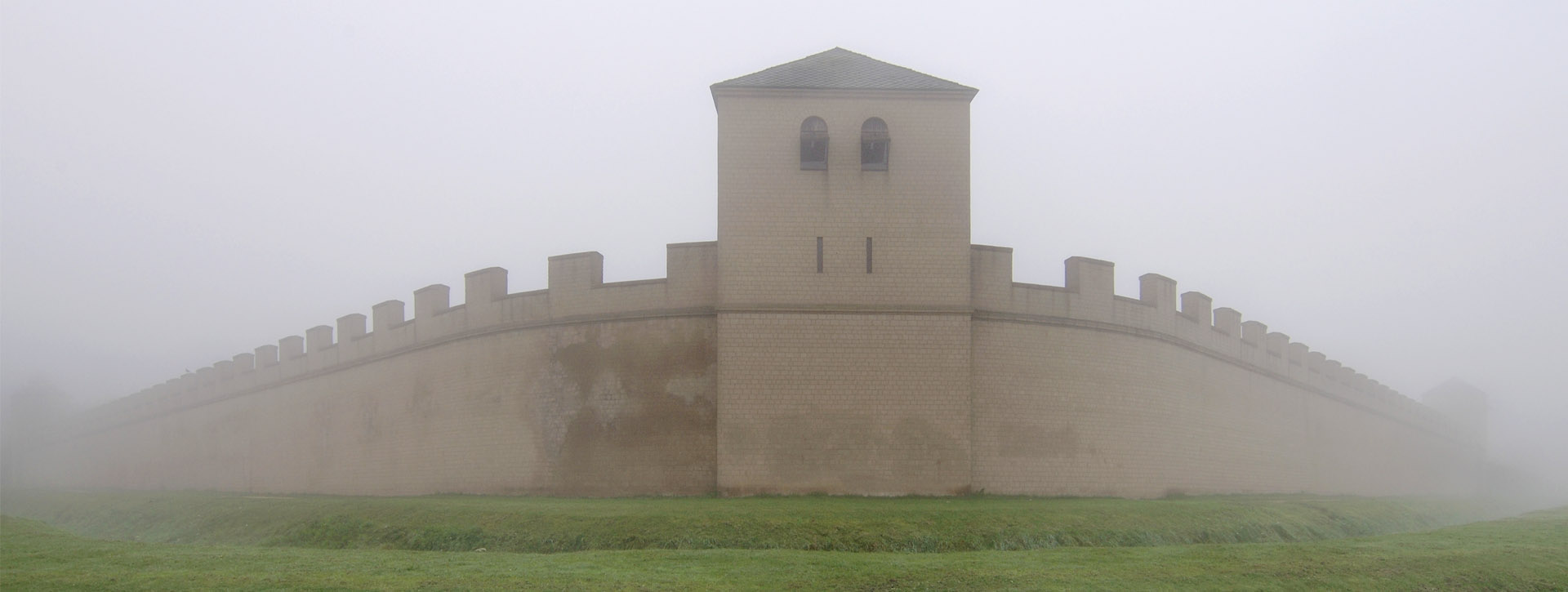 Stadtmauer im Nebel