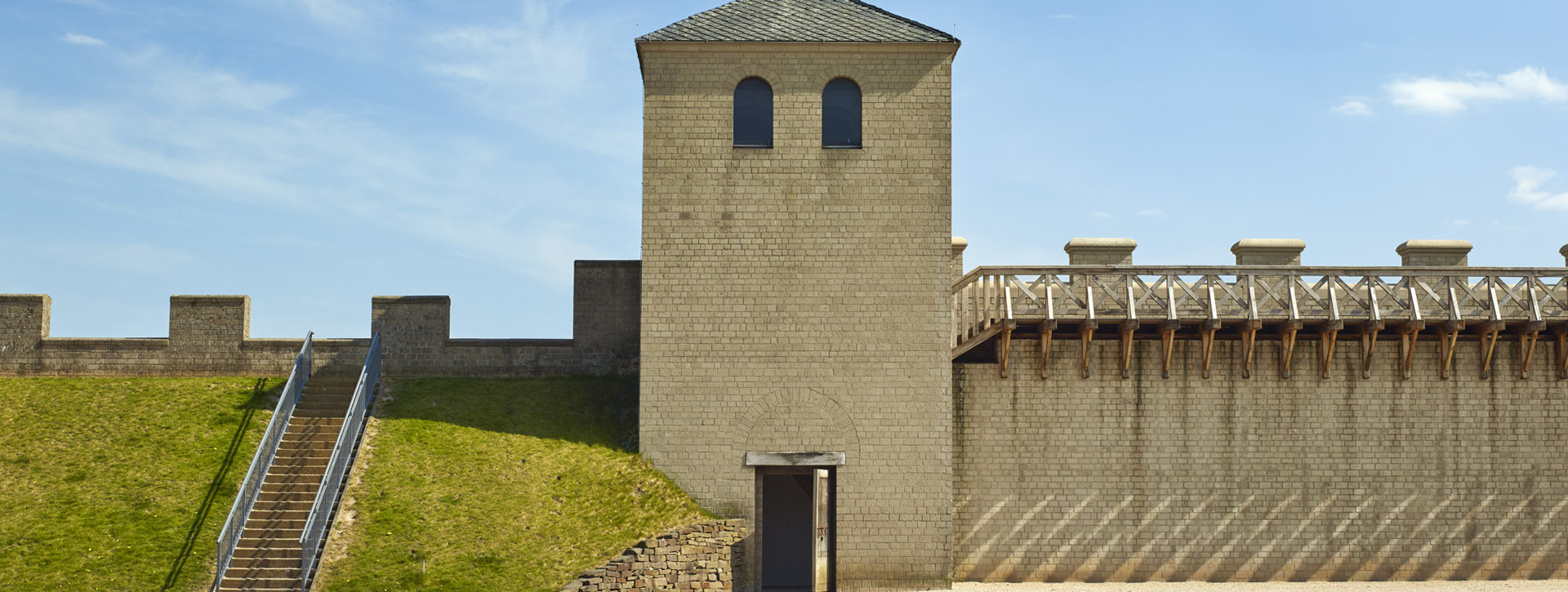 Turm der Stadtmauer zwischen zwei unterschiedlich rekonstruierten Mauerstücken