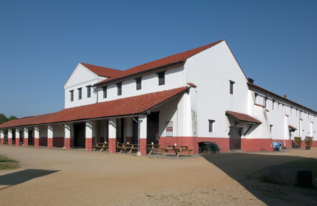 Hoek van de Romeinse herberg, colonnade en herbergtafels