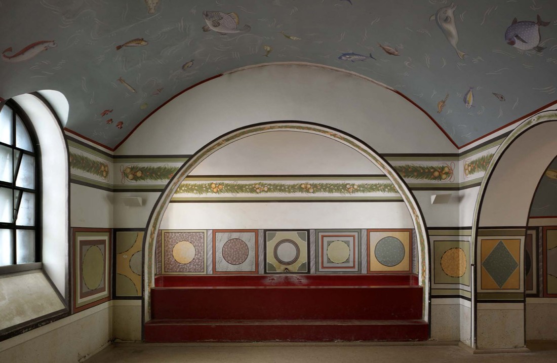 The warm bath of the Roman hostel with rich paintings