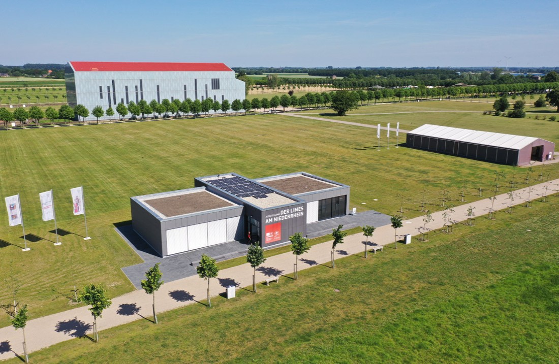 Luchtfoto van het park met het LVR Romeins Museum, scheepstent en Limes-paviljoen op de voorgrond