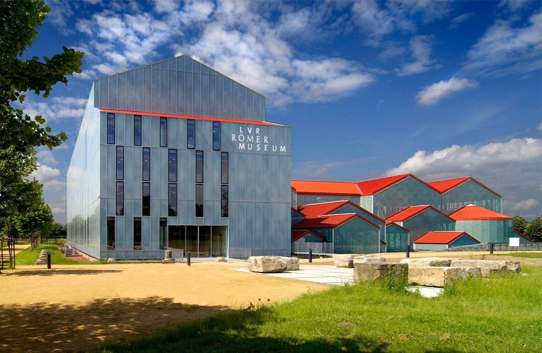 Gevel van het LVR Romeins Museum met de beschermende structuur van de oude baden