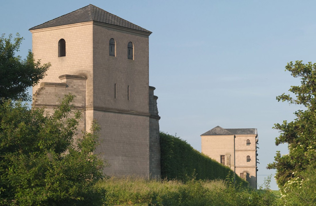 Eckturm, Nordtor im Hintergrund, dazwischen eine große Hecke