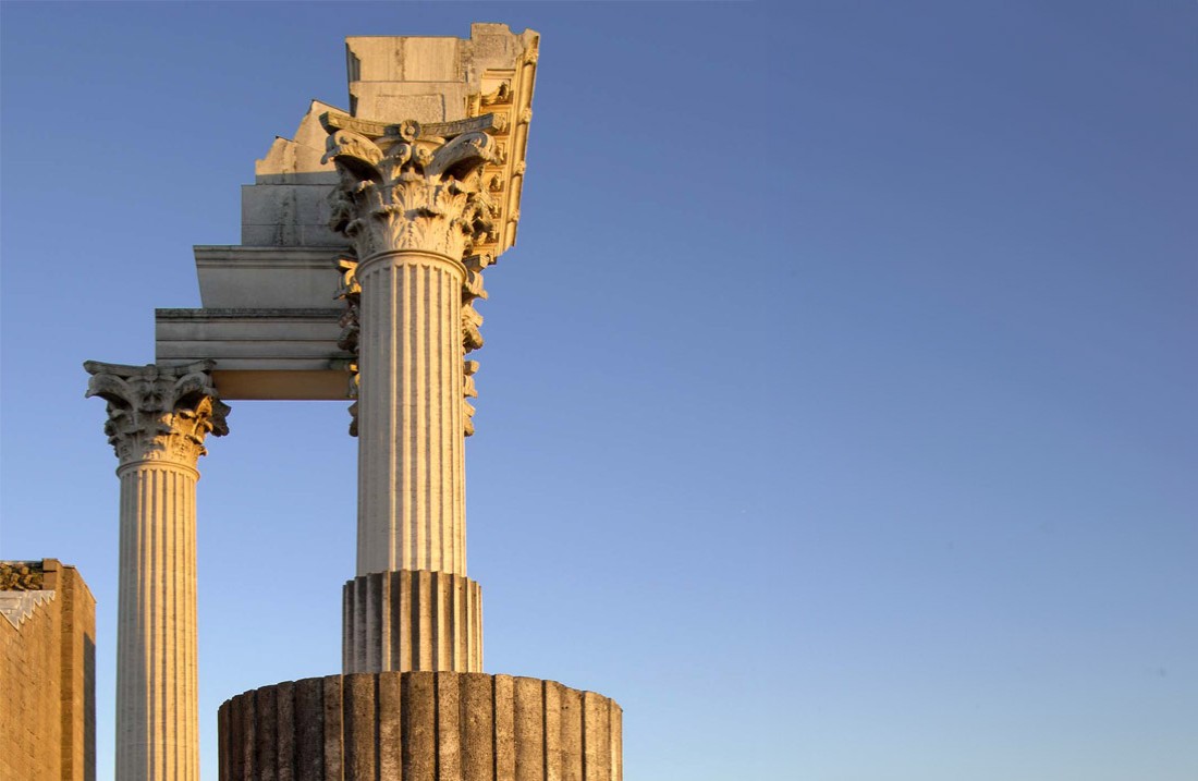 The columns of the harbor temple in the morning light