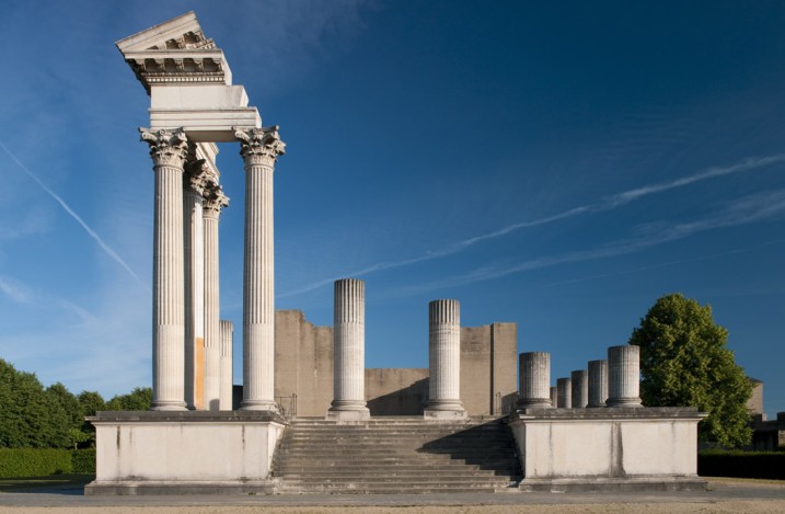 Harbour temple from the front, six columns are built up to full height and support part of the entablature