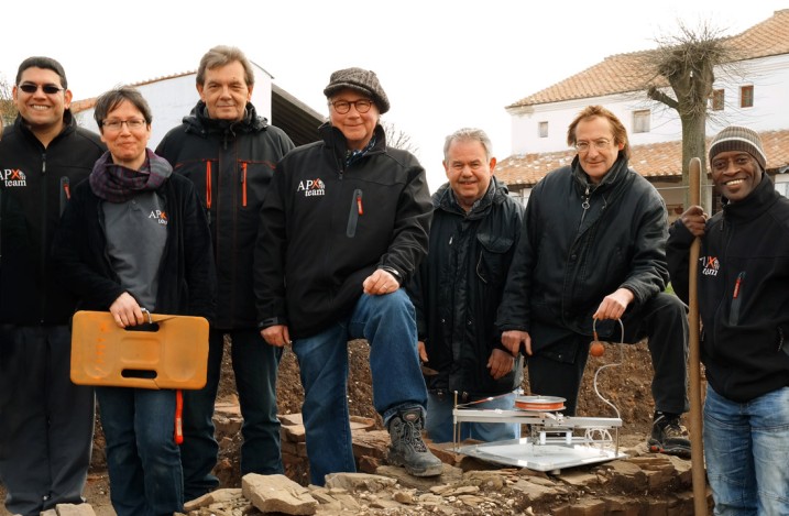 Sieben Mitglieder des Grabungsteams von 2016 stehen zum Gruppenfoto auf der Ausgrabung nahe der Römischen Herberge