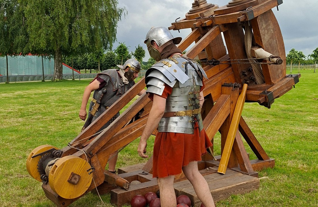 Übermannsgroße Ballista, zwei Legionäre beim Bedienen 