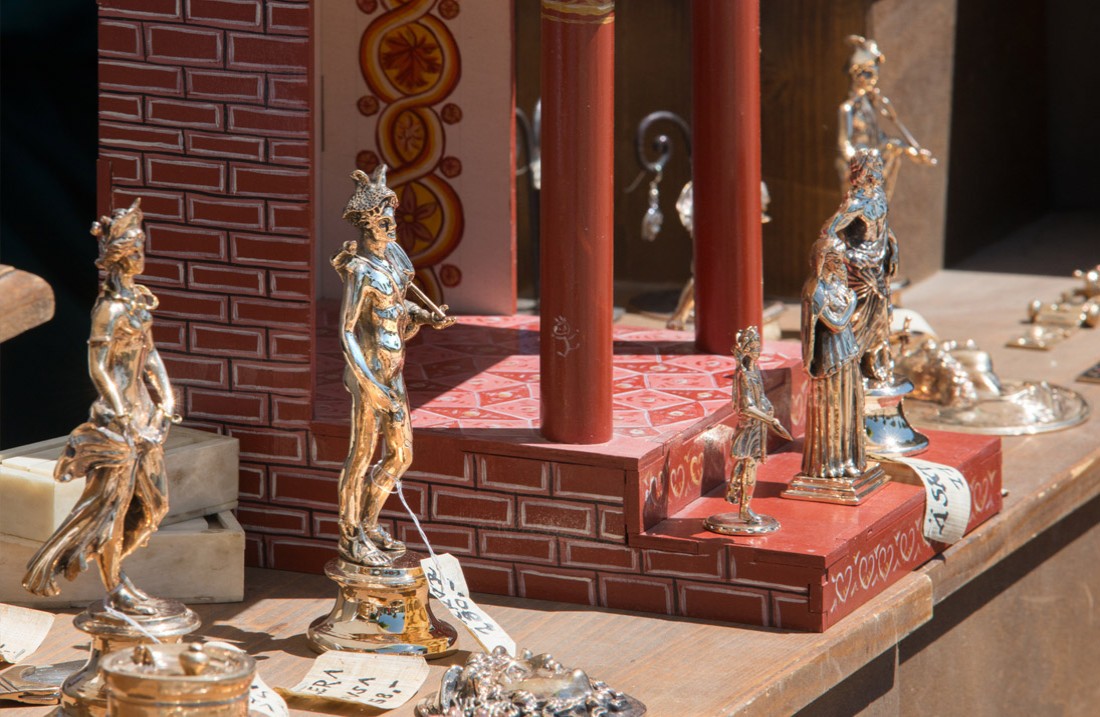 Groot lararium met glanzende bronzen beeldjes