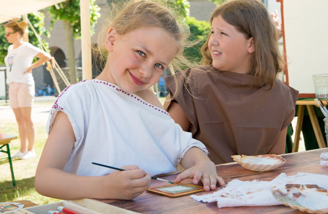 Twee kinderen aan het schilderen