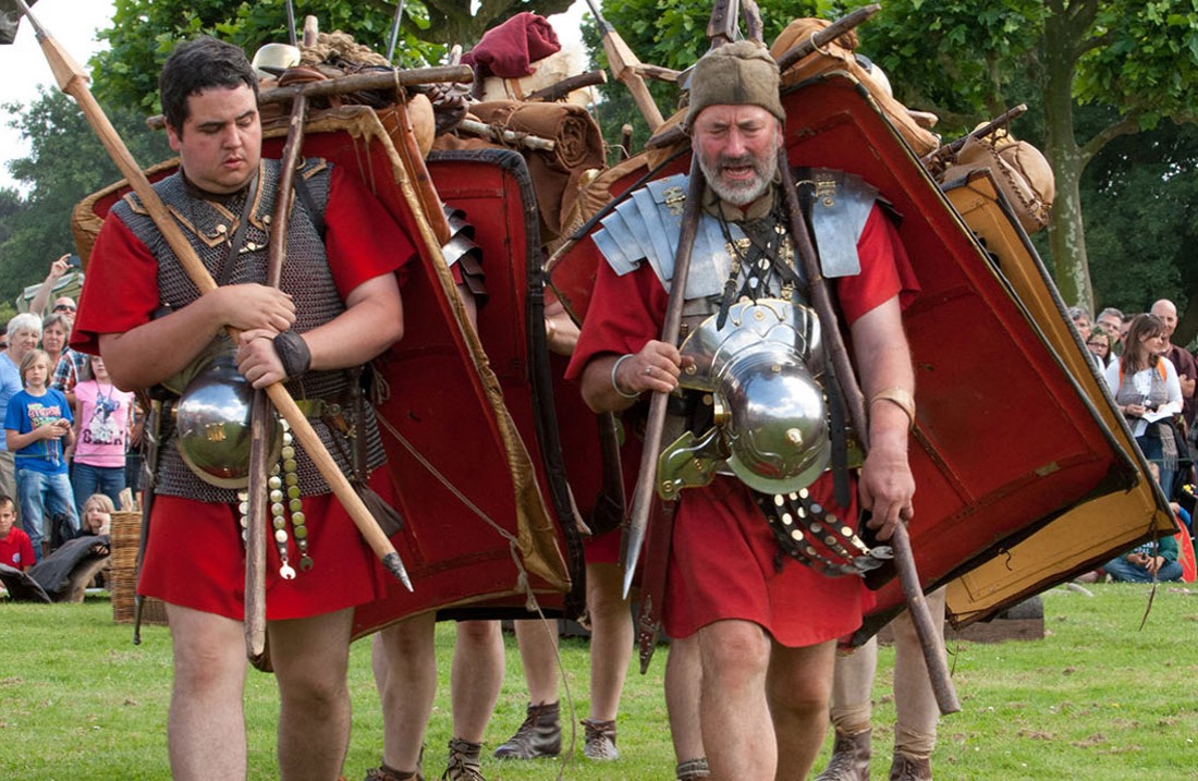 Groep legionairs met marsuitrusting op mars