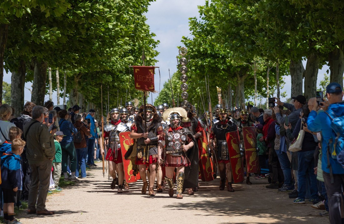 Große Gruppe Legionäre kommt uns auf einer Allee entgegen, Publikum säumt den Weg