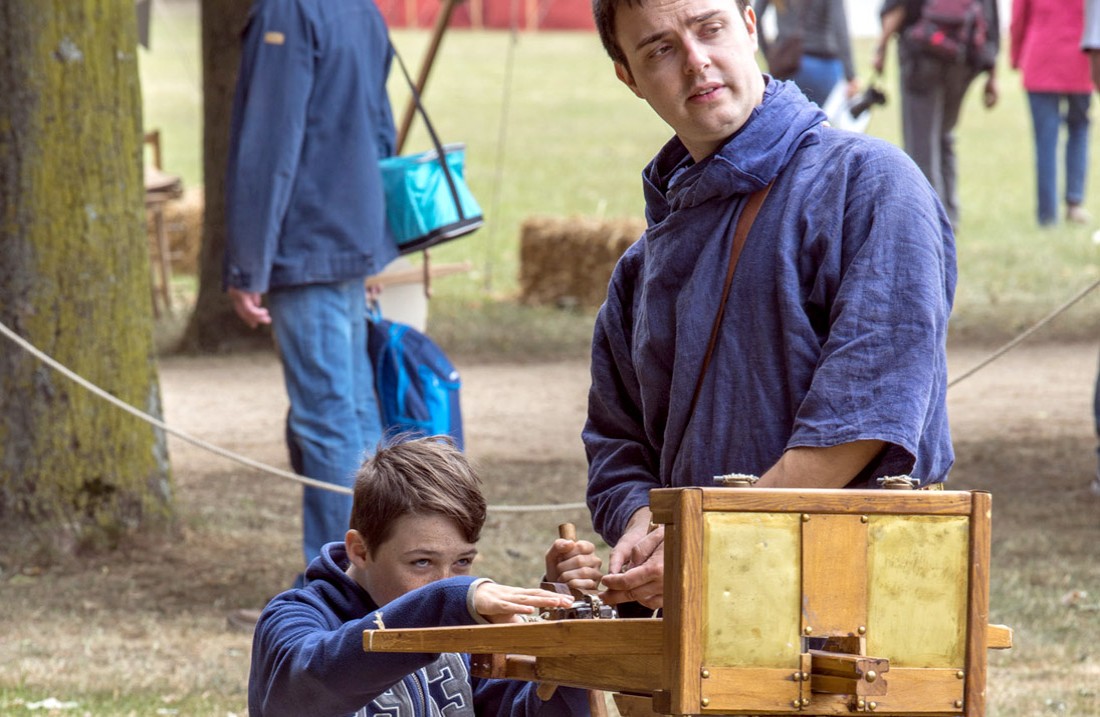 Kind wordt geïnstrueerd in het gebruik van de Scorpio