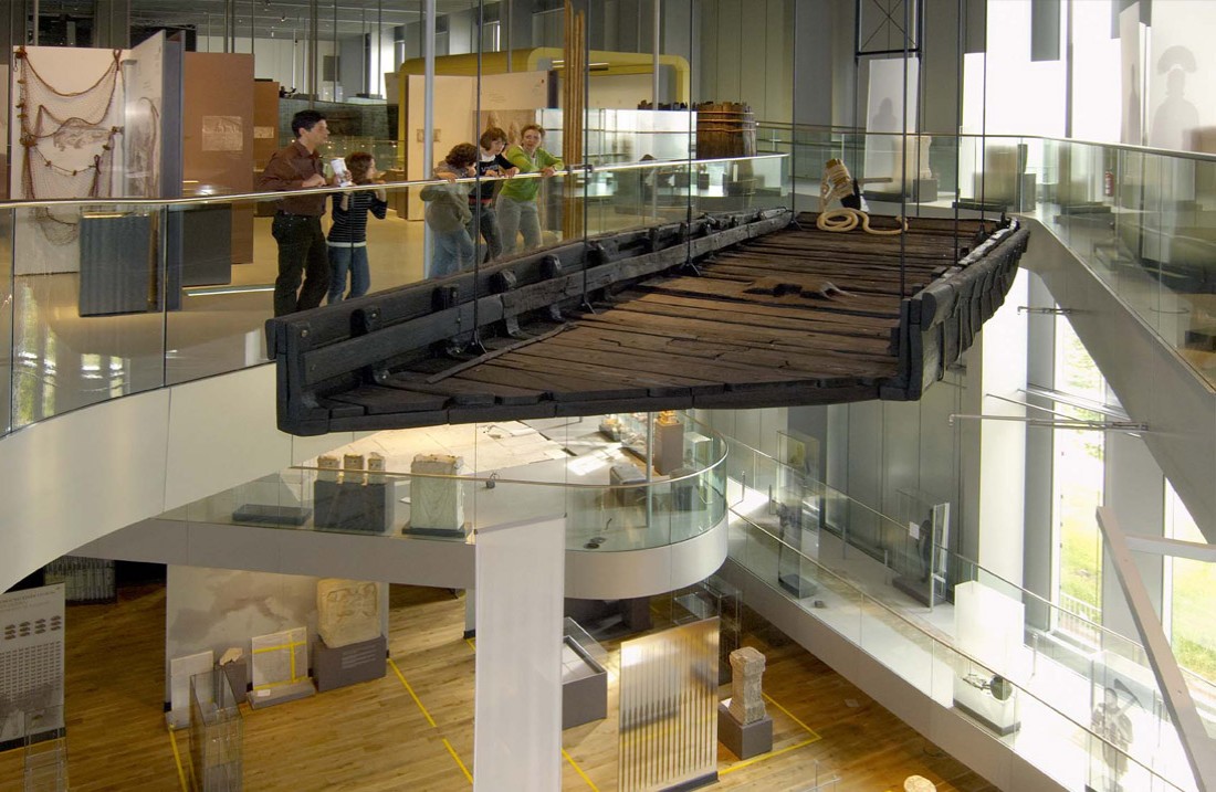 The original find of the Roman ferry at the LVR-Römermuseum